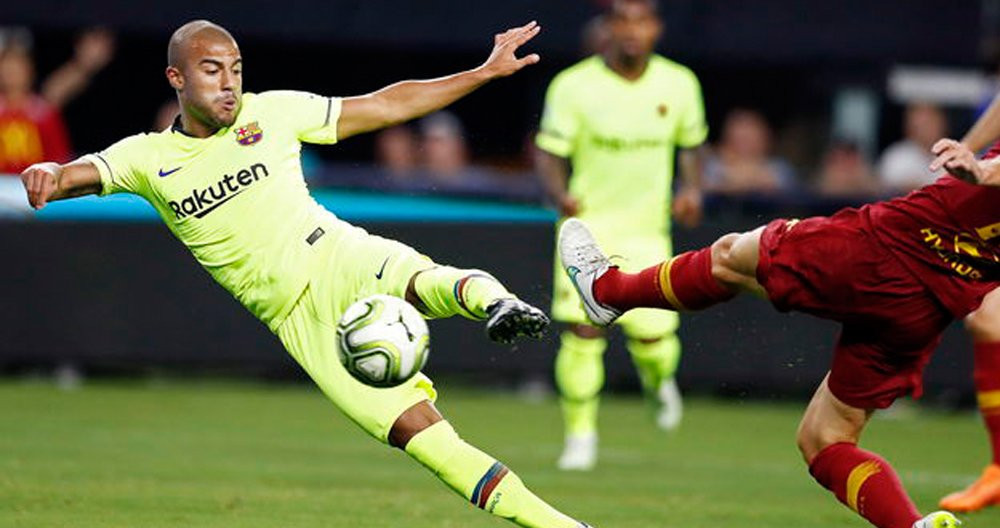 Rafinha disputa un balón durante un partido con el Barça / EFE