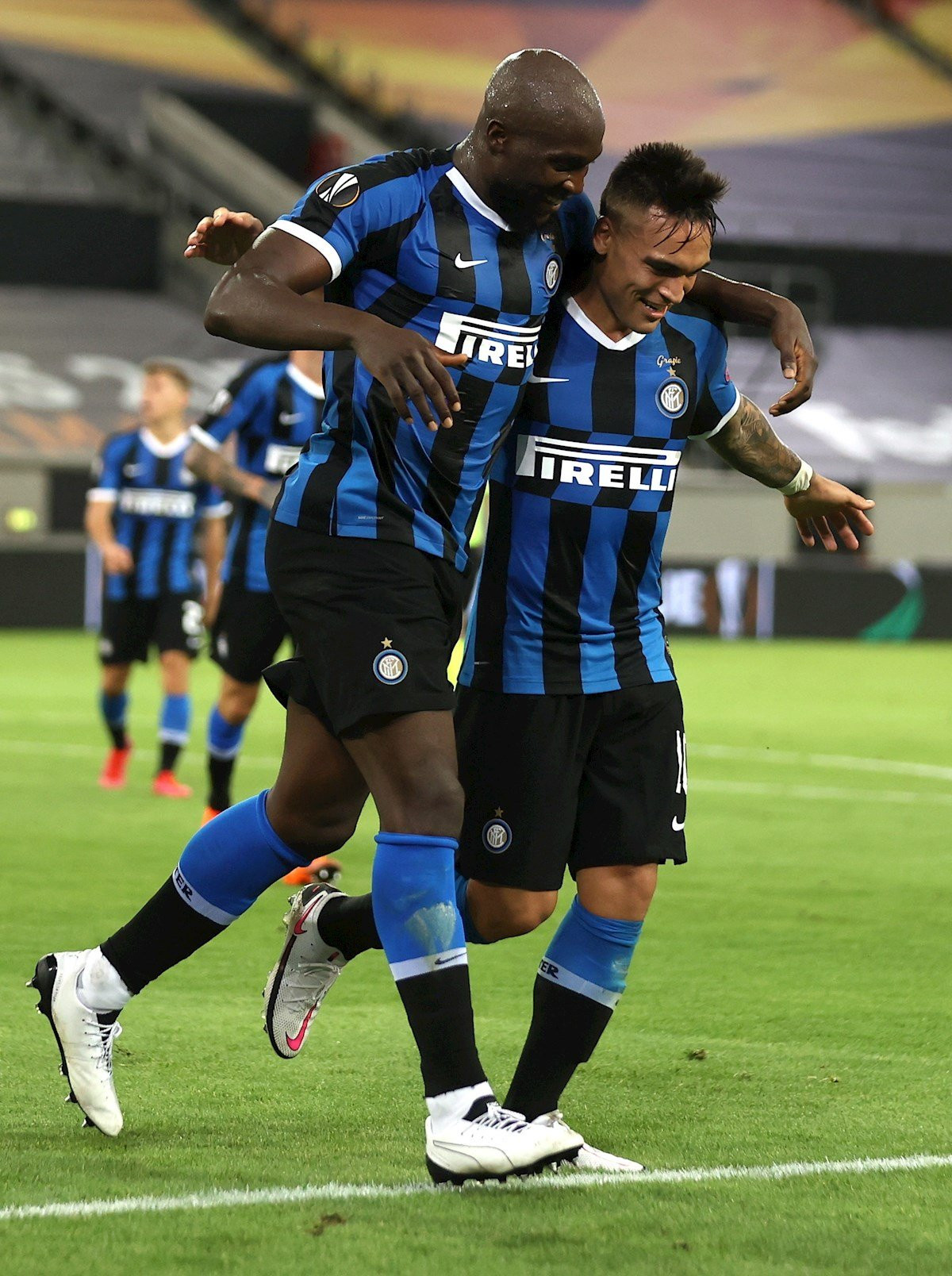 Lukaku y Lautaro celebran un gol del Inter / EFE