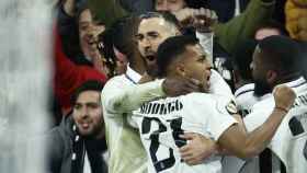 El abrazo de los futbolistas del Real Madrid, tras ganar al Atlético en la Copa / EFE