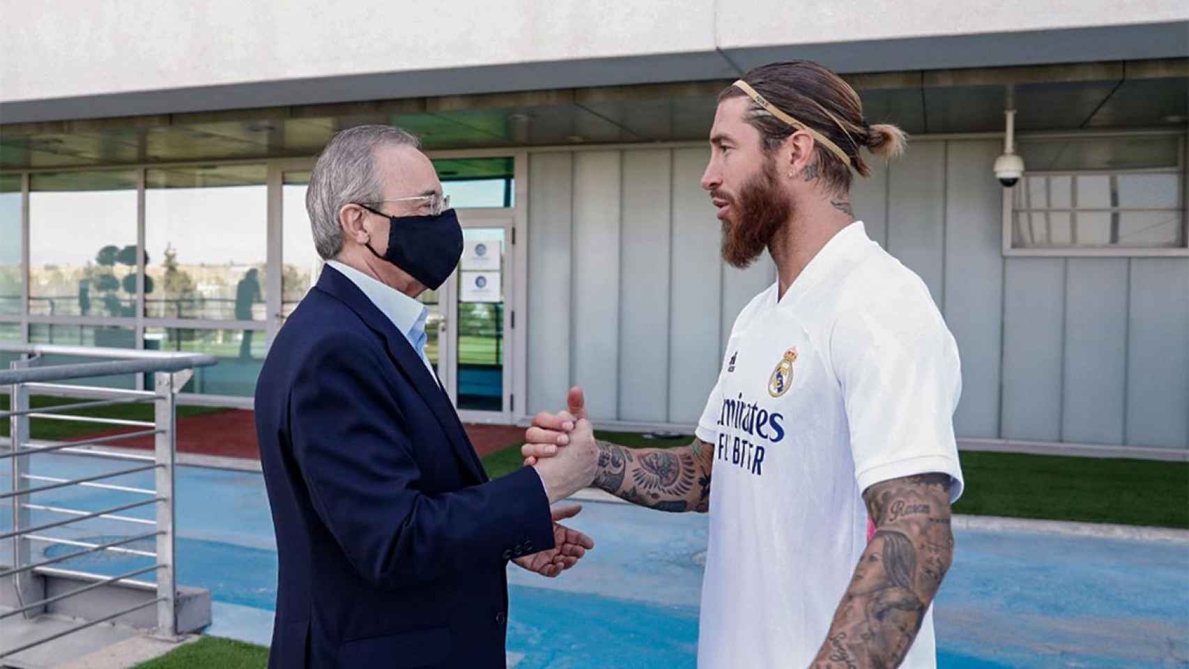 Sergio Ramos saluda a Florentino Pérez  / RM