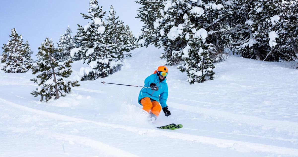 Un esquiador desciende por una de las pistas de Baqueira Beret, que pretenden atraer los Juegos Olímpicos (JJOO) de Invierno / BB