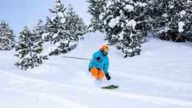 Un esquiador desciende por una de las pistas de Baqueira Beret, que pretenden atraer los Juegos Olímpicos (JJOO) de Invierno / BB