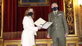 Carina Mejías recibe el nombramiento de Embajadora de la Marca Ejército por parte del teniente general Fernando Aznar Ladrón de Guevara / CG