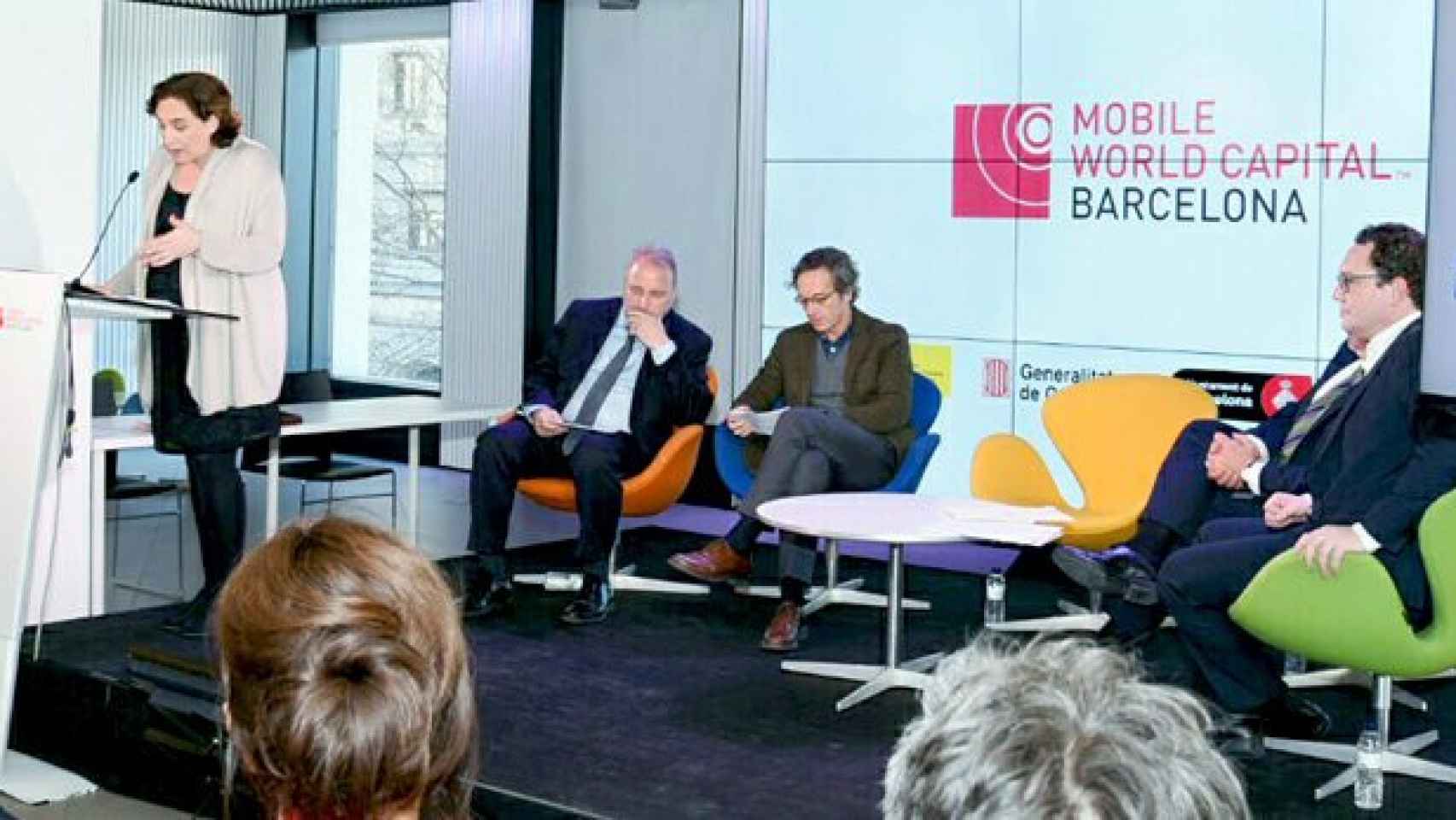 Constantí Serrallonga, segundo por la izquierda, escucha a Ada Colau. Junto a él, José María Lassalle, Jordi Baiget y Aleix Valls en el Mobile World Center de Barcelona / CG