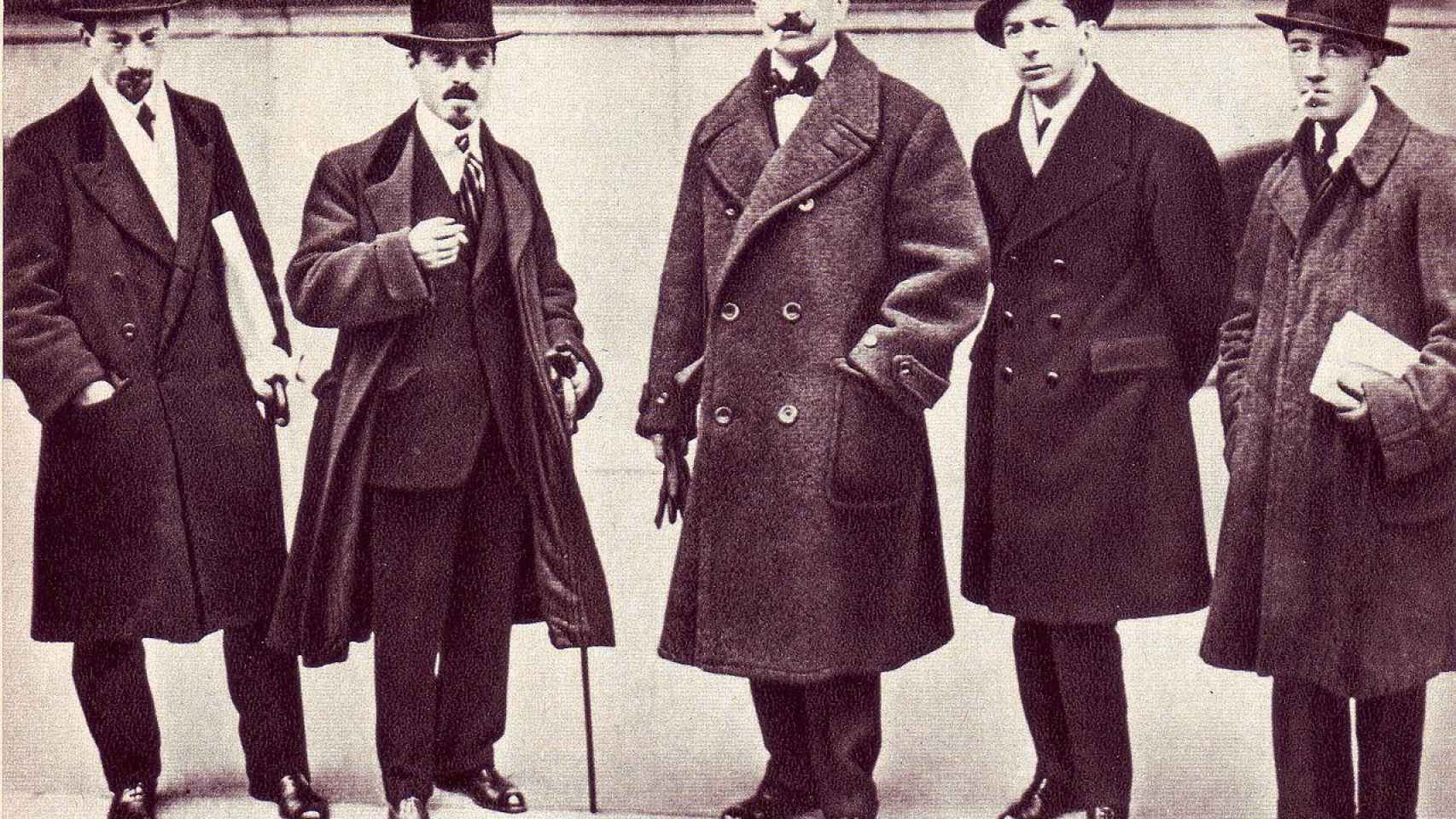 Los futuristas Russolo, Carrà, Marinetti (en el centro de la imagen), Boccioni y Severini (1916).