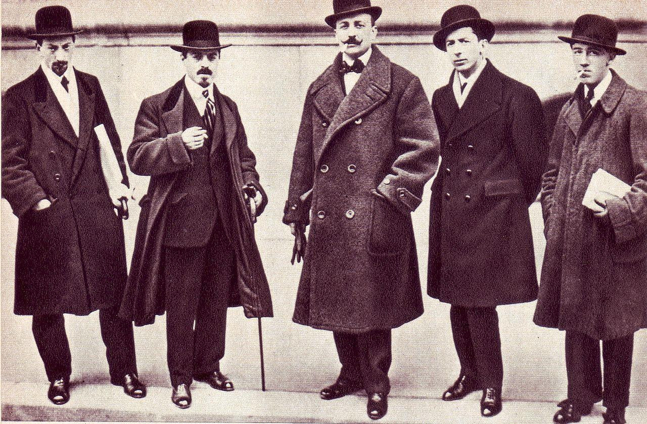 Los futuristas Russolo, Carrà, Marinetti (en el centro de la imagen), Boccioni y Severini (1916).