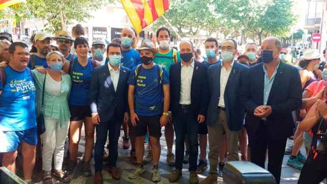 El presidente catalán, Pere Aragonès (4i), con Jordi Turull, a su lado con sombrero / TWITTER