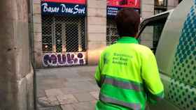 Imagen de operarios de BCNeta limpiando una calle del casco antiguo de Barcelona / AJBCN