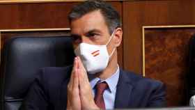 El presidente del Gobierno, Pedro Sánchez, con mascarilla durante la sesión del pleno del Congreso / EFE