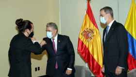 El rey Felipe VI de España observa mientras el vicepresidente segundo del Gobierno español, Pablo Iglesias (i), saluda al presidente de Colombia, Iván Duque, en Bolivia / EFE
