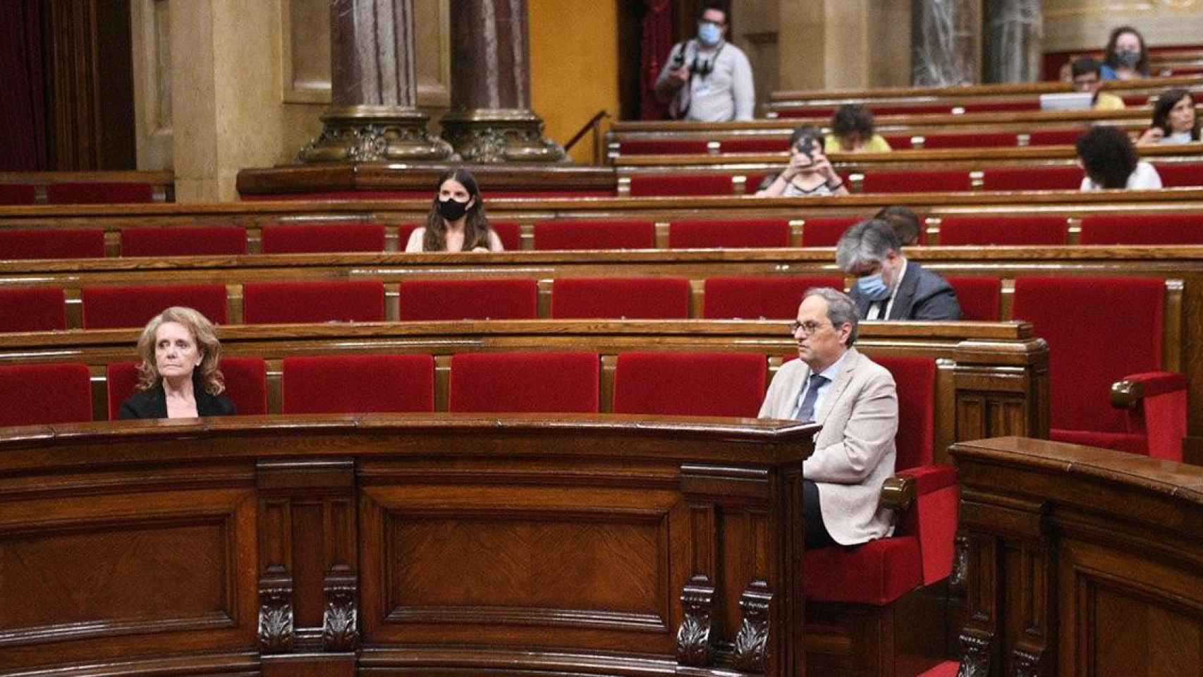 El presidente de la Generalitat Quim Torra junto a la consejera de Cultura, Mariàngela Vilallonga, en el Parlament / CG