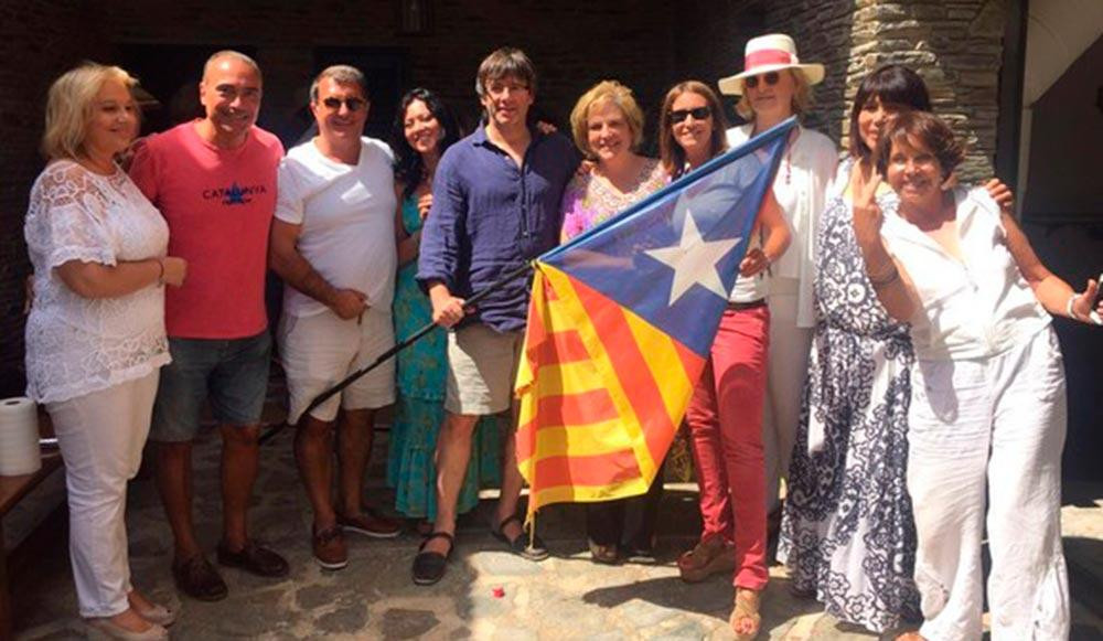 Pilar Rahola, posando junto a Puigdemont y otros amigos en una de sus fiestas de Cadaqués / @RaholaOficial (TWITTER)