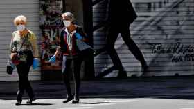 Dos mujeres salen a la calle protegidas con mascarillas / EFE