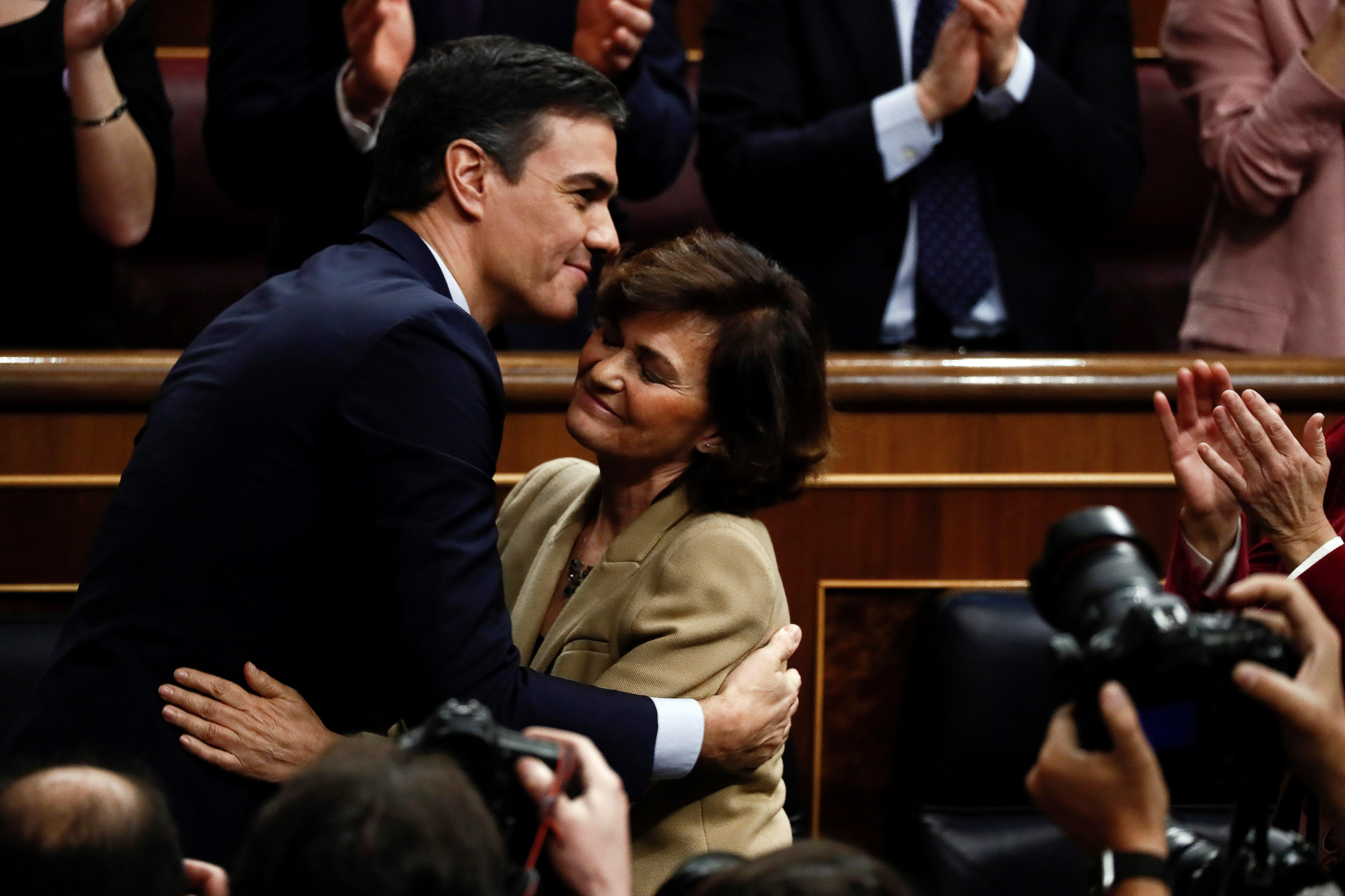 El presidente Pedro Sánchez y la vicepresidenta Carmen Calvo, dándose un abrazo tras la investidura del primer en el Congreso / EFE
