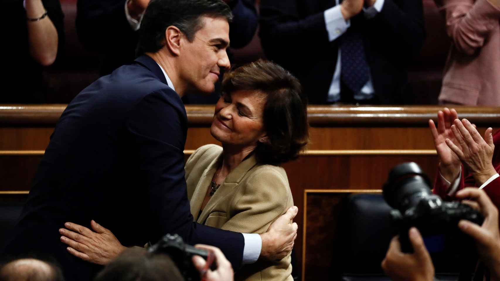 El presidente Pedro Sánchez y la vicepresidenta Carmen Calvo, dándose un abrazo tras la investidura del primer en el Congreso / EFE
