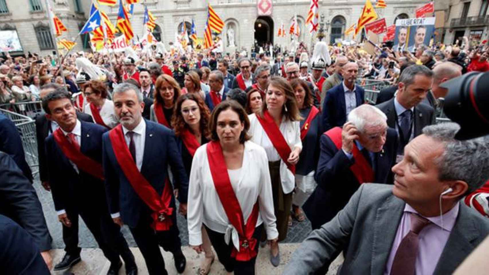 Ada Colau sufrió insultos machistas al cruzar la plaza Sant Jaume por parte de radicales independentistas el día de su investidura / CCMA