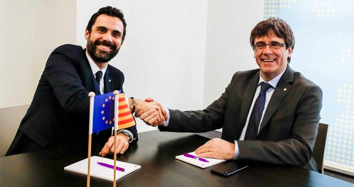 Carles Puigdemont (i) en Bruselas con el presidente del Parlament, Roger Torrent (ERC) / EFE