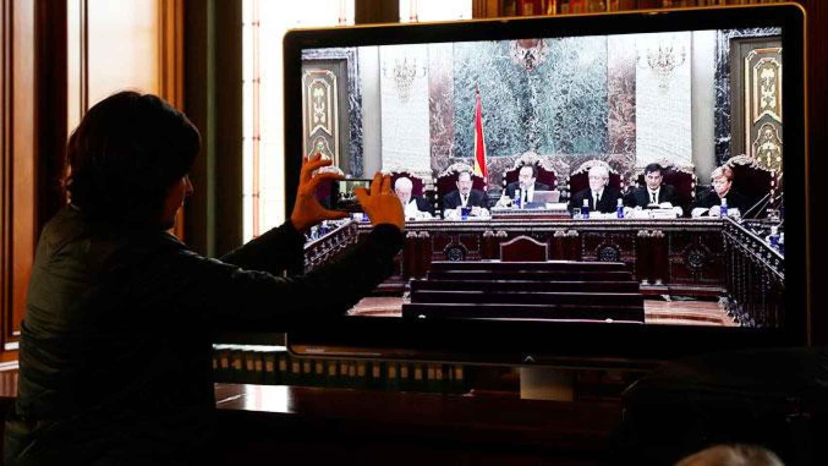 El tribunal del juicio del procés, presidido por Manuel Marchena, en un televisor del Tribunal Supremo / EFE