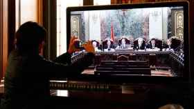 El tribunal del juicio del procés, presidido por Manuel Marchena, en un televisor del Tribunal Supremo / EFE