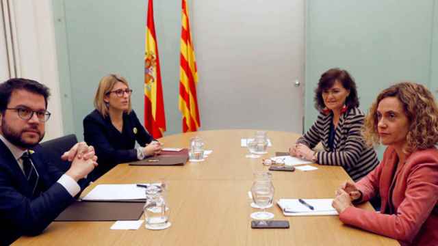 Aragonès, Artadi (Generalitat de Cataluña), Calvo y Batet (Gobierno de España) durante la reunión que mantuvieron en el Palau de Pedralbes el pasado 20 de diciembre / EFE