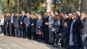 El presidente Quim Torra y el consejero de Interior Miquel Buch, rodeado de diputados y del resto de miembros del Govern, ante la sede del Tribunal Superior de Justicia de Cataluña / CG