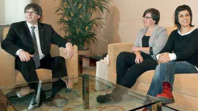 Carles Puigdemont con Mireia Boya y Anna Gabriel, dirigentes de la CUP, en febrero pasado / EFE