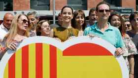 La portavoz nacional de Ciudadanos, Inés Arrimadas, posa acompañada en la plaza Espanya de Barcelona / EFE
