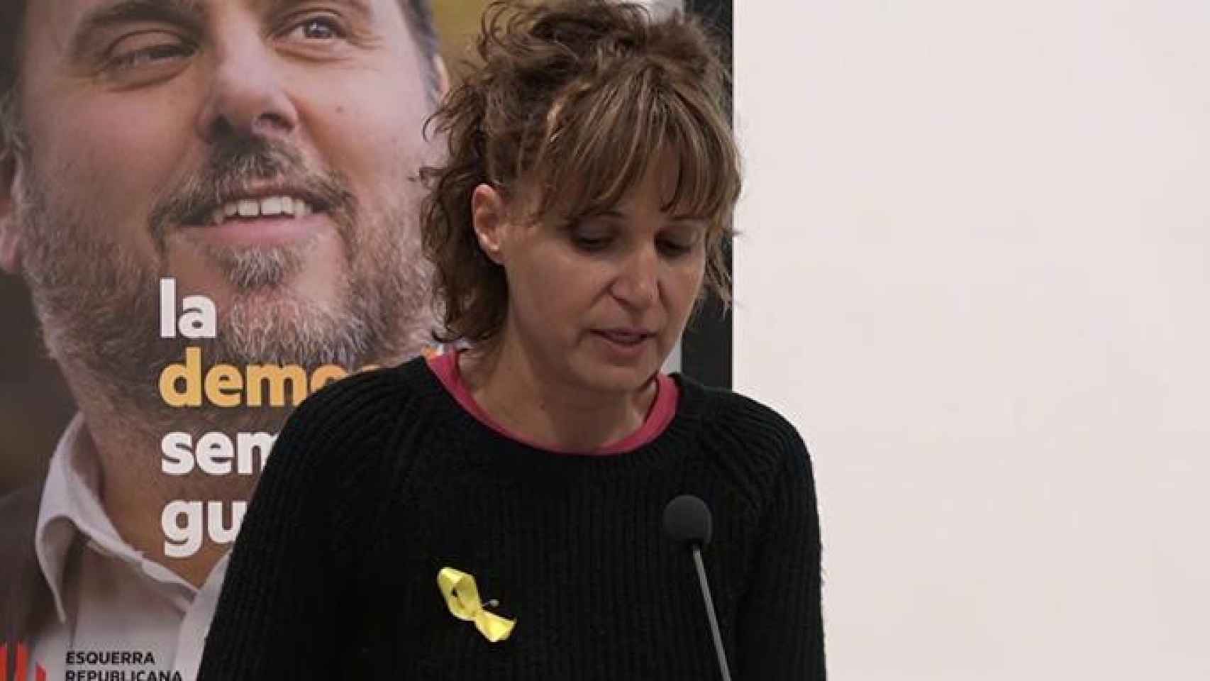 La actriz Sílvia Bel en un acto independentista con la imagen de Oriol Junqueras al fondo / CG