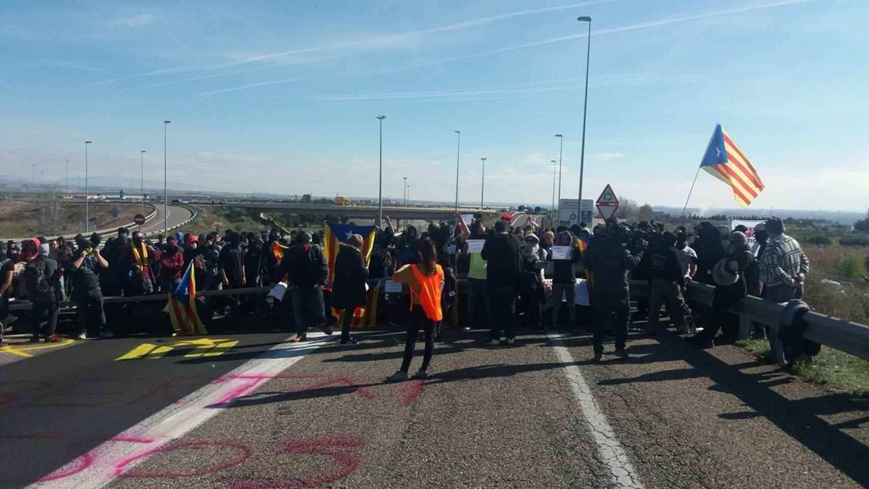 Independentistas cortan la frontera con Francia en Puigcerdà