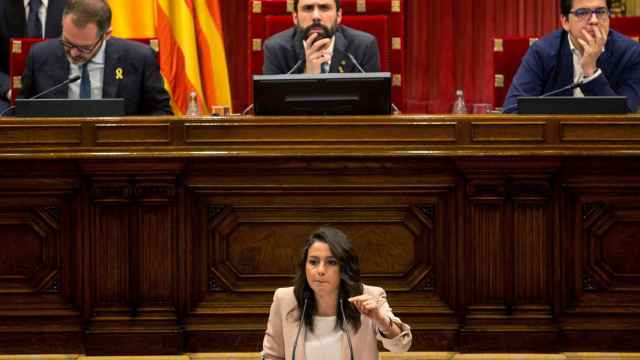 Inés Arrimadas defiende su propuesta de votar la dimisión de Roger Torrent mientras éste la escucha / EFE