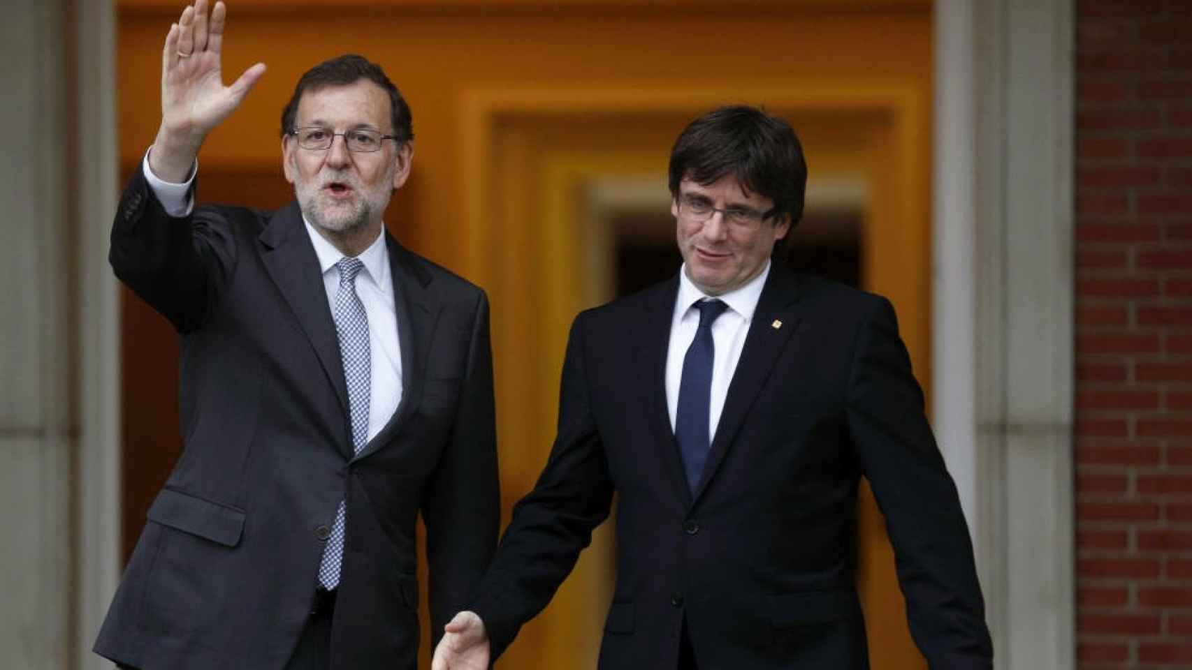 El presidente español Mariano Rajoy (i) y el presidente de la Generalitat, Carles Puigdemont (d), en la última reunión oficial en el Palacio de la Moncloa / EFE