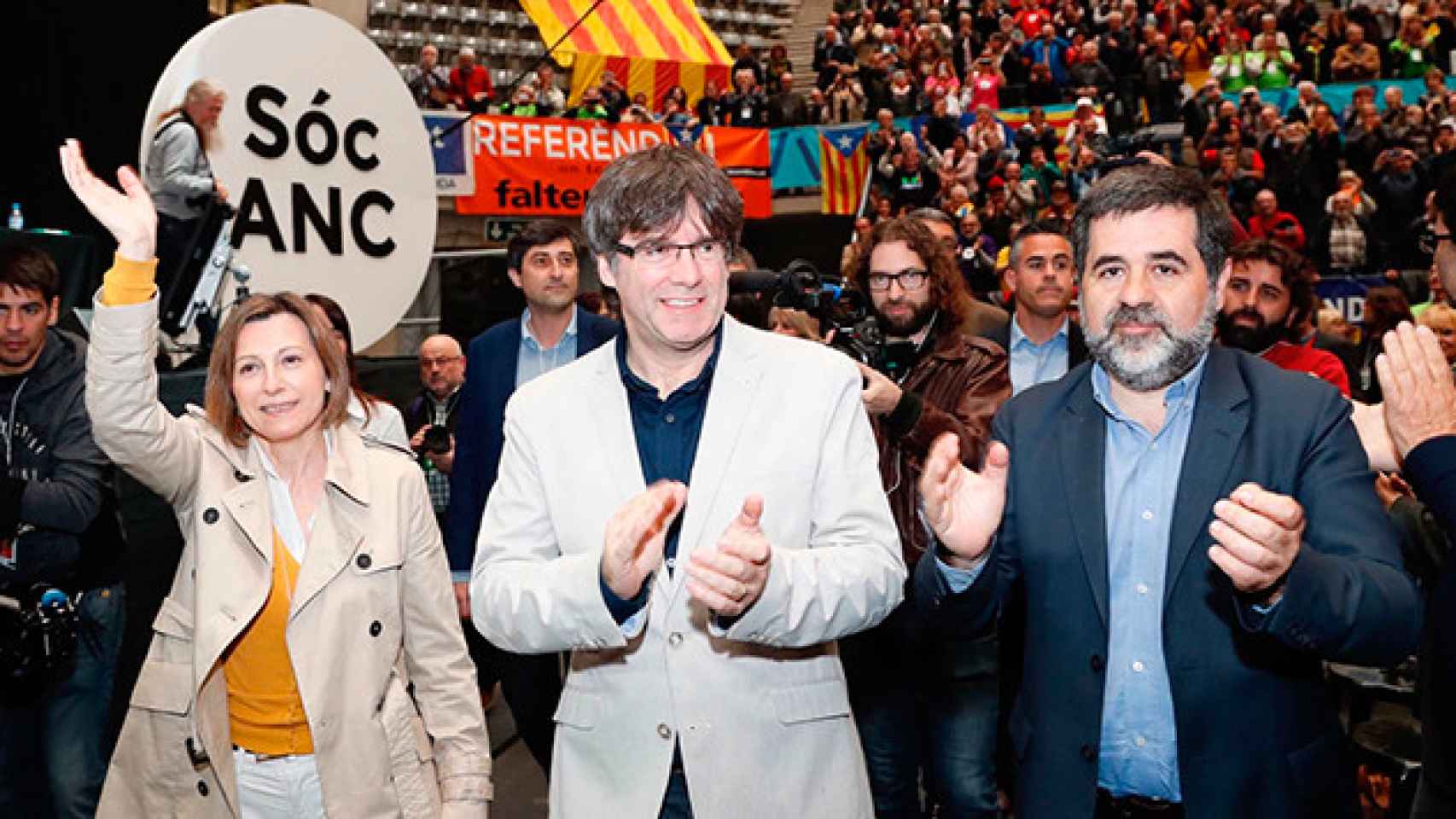 El presidente de la Generalitat, Carles Puigdemont (c), junto al presidente de la entidad soberanista, Jordi Sánchez (d), y la presidenta del Parlament, Carme Forcadell (i), durante la clausura hoy de la asamblea general de la ANC en el Palau d'Esports de