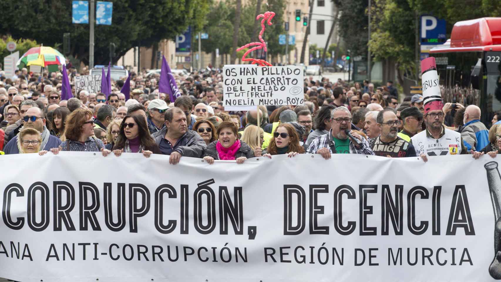 Unas 3.000 personas se manifestaron ayer en el centro de Murcia contra la corrupción / EFE