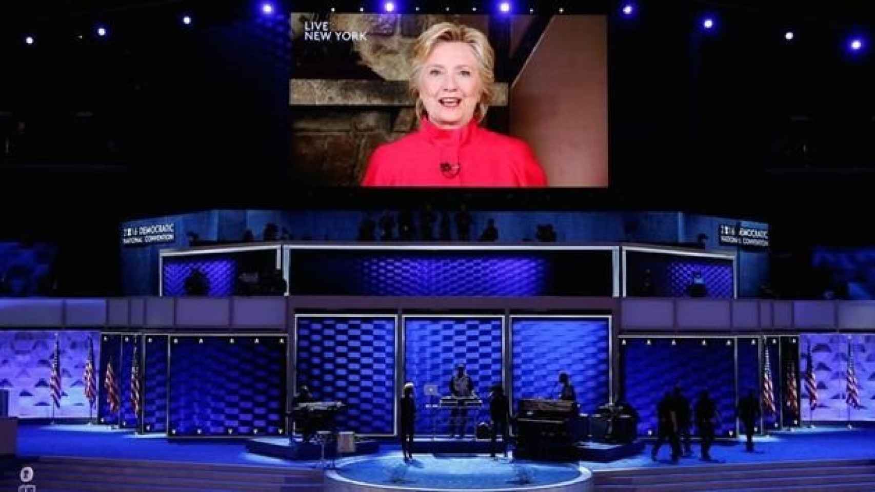 La imagen en pantalla de Hillary Clinton en el segundo día de la Convención Nacional Demócrata.