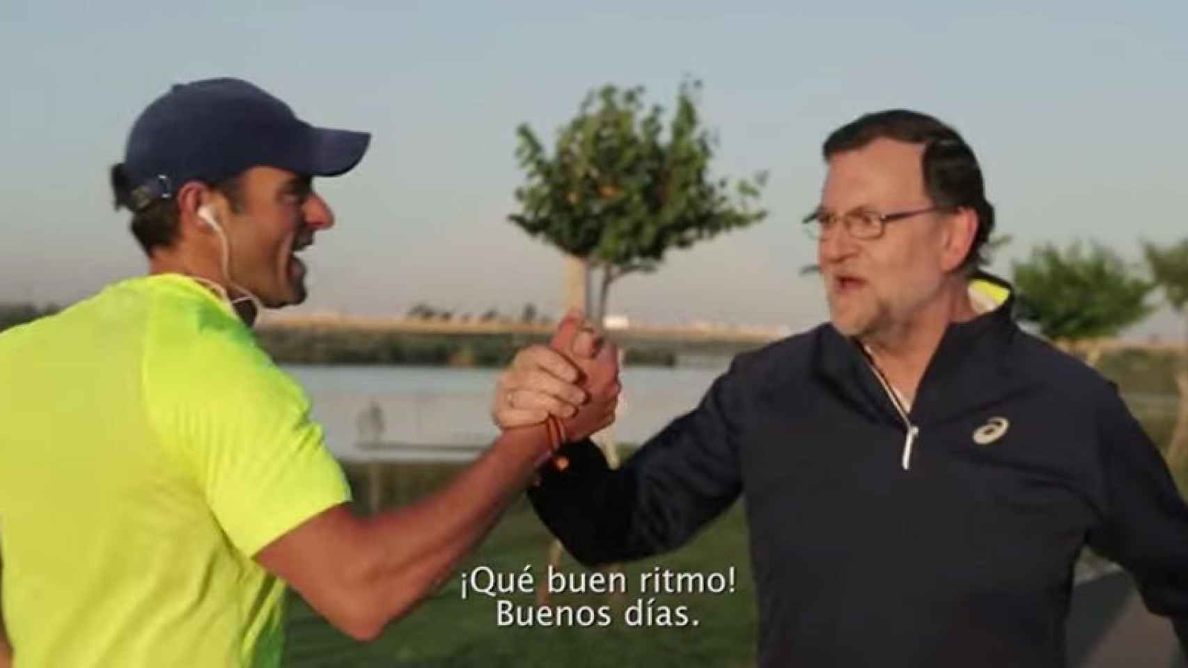 Captura del nuevo vídeo de precampaña de Rajoy, 'Caminando rápido por Badajoz'.