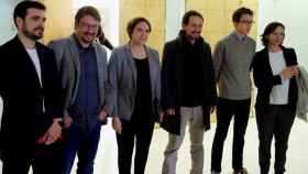 Ada Colau (centro), arropada por la cúpula de Podemos y por el líder de IU, Alberto Garzón (primero izquierda).