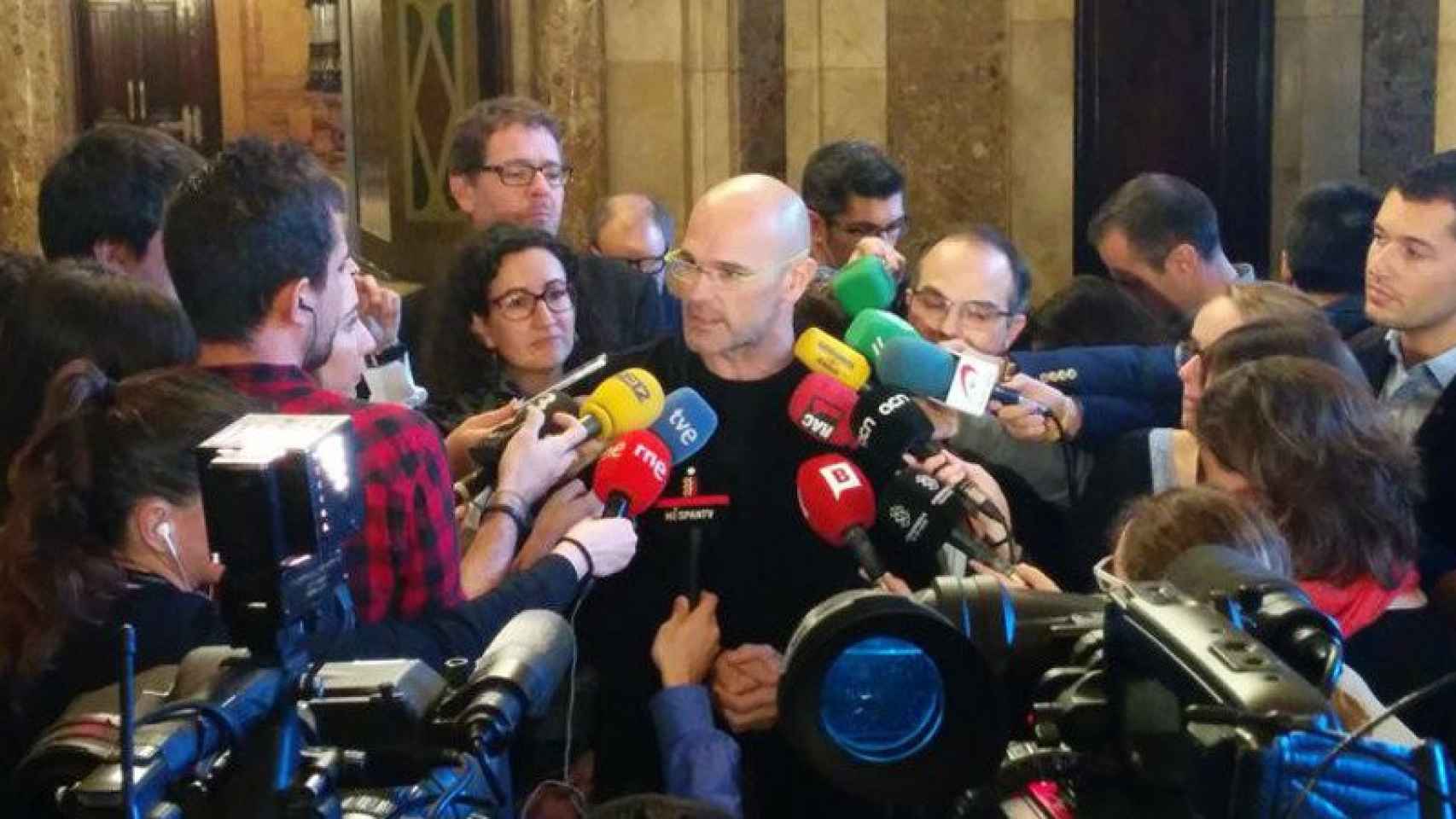 El cabeza de lista de JxSí en las elecciones autonómicas, Raül Romeva, en los pasillos del Parlament, flanqueado por Marta Rovira (ERC) y Jordi Turull (CDC).