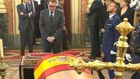 El presidente de la Generalidad, Artur Mas, ante el féretro del expresidente Adolfo Suárez