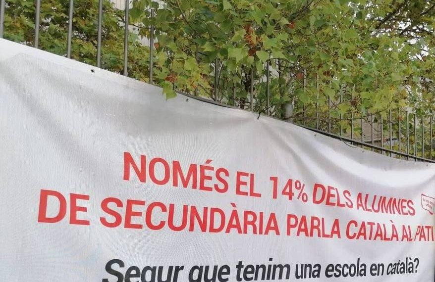 Pancarta exigiendo el monolingüismo en catalán también en los patios, a las puertas de un centro escolar