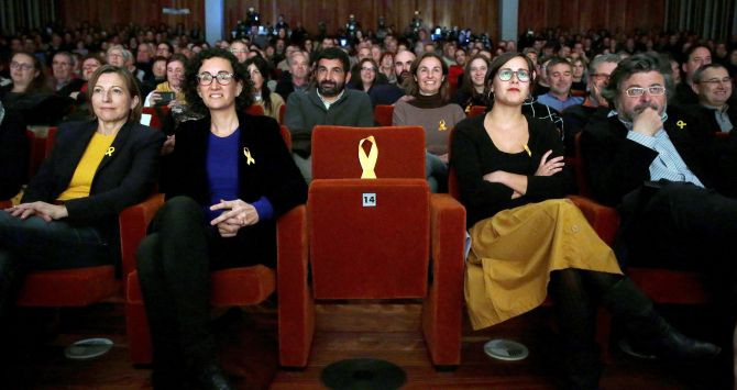 La secretaria general de ERC y número dos en la lista, Marta Rovira (2i), la presidenta del Parlament y número cuatro de la lista, Carme Forcadell (i), y los candidatos Jenn Díaz (2d) y Antoni Castellà (d), junto a un asiento vacío dedicado al exvicepresi