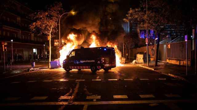 Incidentes tras la manifestación convocada por Tsunami Democratic por el partido entre el FC Barcelona-Real Madrid en el Camp Nou en 2019. Llamas tras un furgón de la policía / EP