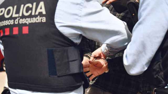 Los Mossos efectúan una detención, como la del sargento y el cabo arrestados por presuntamente haberse quedado con dinero de un operativo policial / MOSSOS