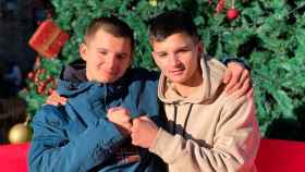 Sasha y Vitali, dos hermanos ucranianos cuyas familias de acogida piden 12.000 euros para traerlos a España / CG