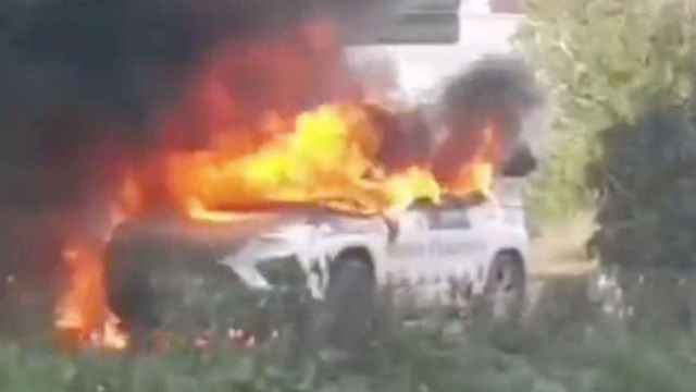 El coche de los Mossos que se ha incendiado esta mañana en Granollers / TWITTER