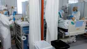 Sanitarios atienden a pacientes Covid en la uci de un hospital de Cataluña / EFE