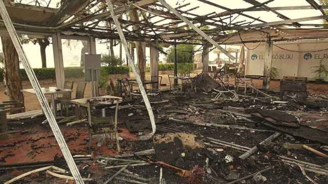 Estado en el que ha quedado la terraza del local afectado por el incendio / AJUNTAMENT DE BLANES