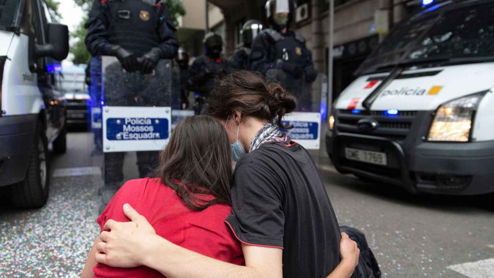 Dos activistas antidesahucios protestan ante la Brigada Móvil de los Mossos d'Esquadra / EP