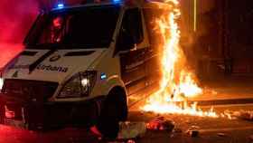 El ataque incendiario contra una furgoneta de la Urbana en Barcelona el sábado / EP
