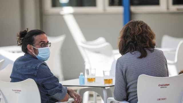 Dos personas en un bar con mascarilla para evitar contagios de coronavirus / EUROPA PRESS
