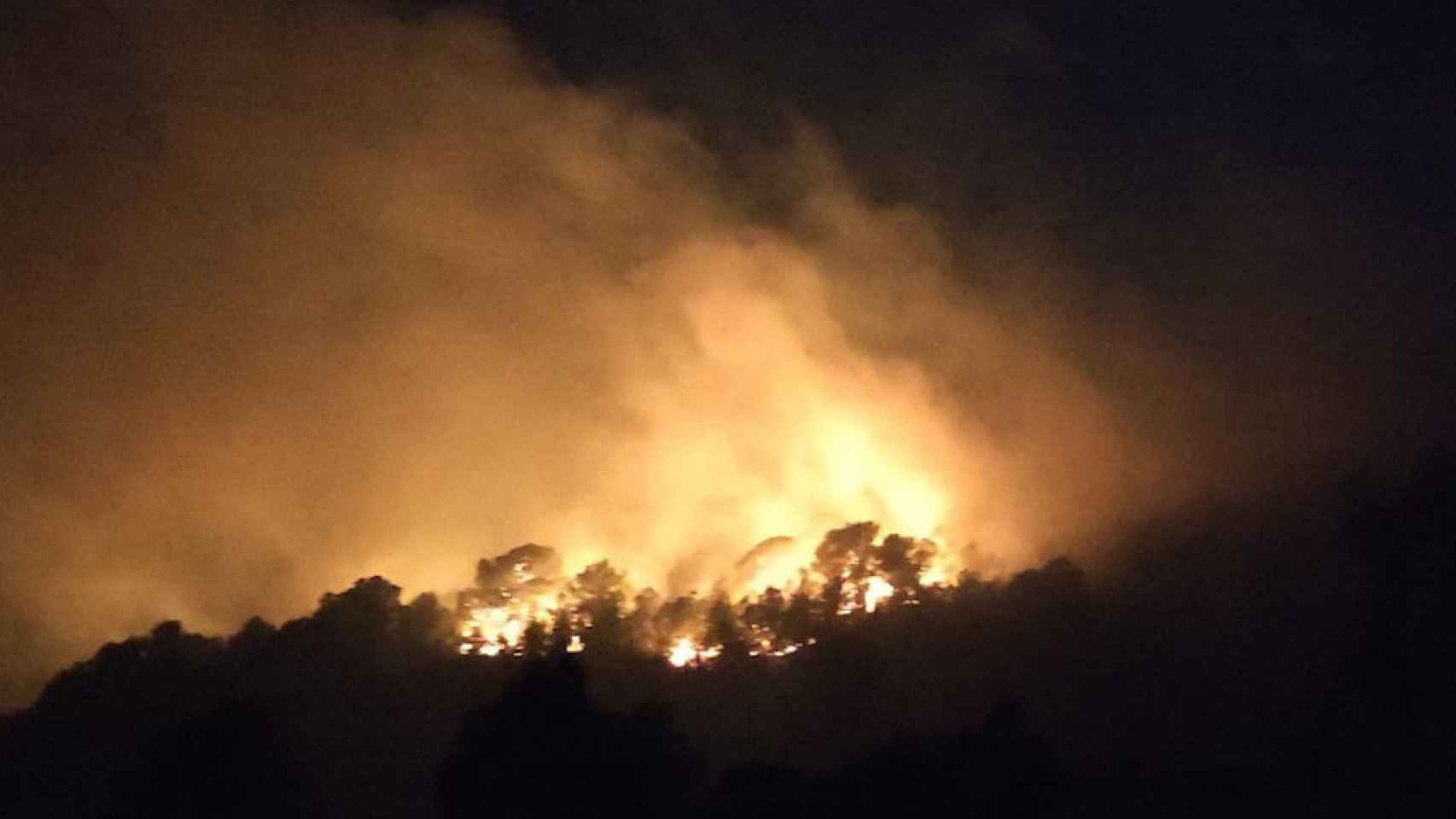 Incendio forestal de Tortosa, en el que los bomberos están trabajando / BOMBEROS